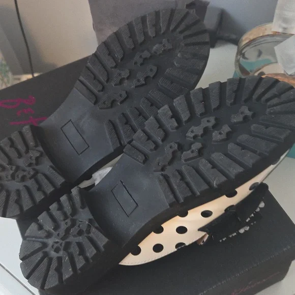 Betsey Johnson Women's Polka Dot Dress Mules with Floral Bow Accents 🤍🖤 - Picture 3 of 5